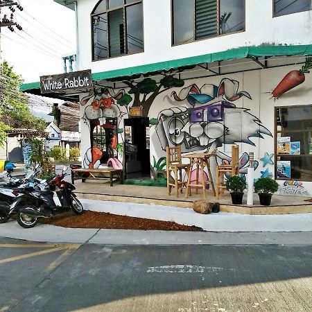 White Rabbit Hostel Baan Khai Exterior photo
